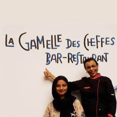 Ayesha et Amina devant le logo de la Gamelle des cheffes