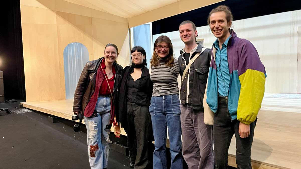 les jeunes reporters et les membres de La Belle jeunesse dans le décor de la pièce Journée de noces chez les cromagnons de Wajdi Mouawad