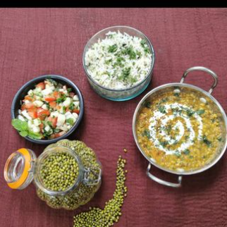 Daal makani, riz aux herbes et salade Kachumar
