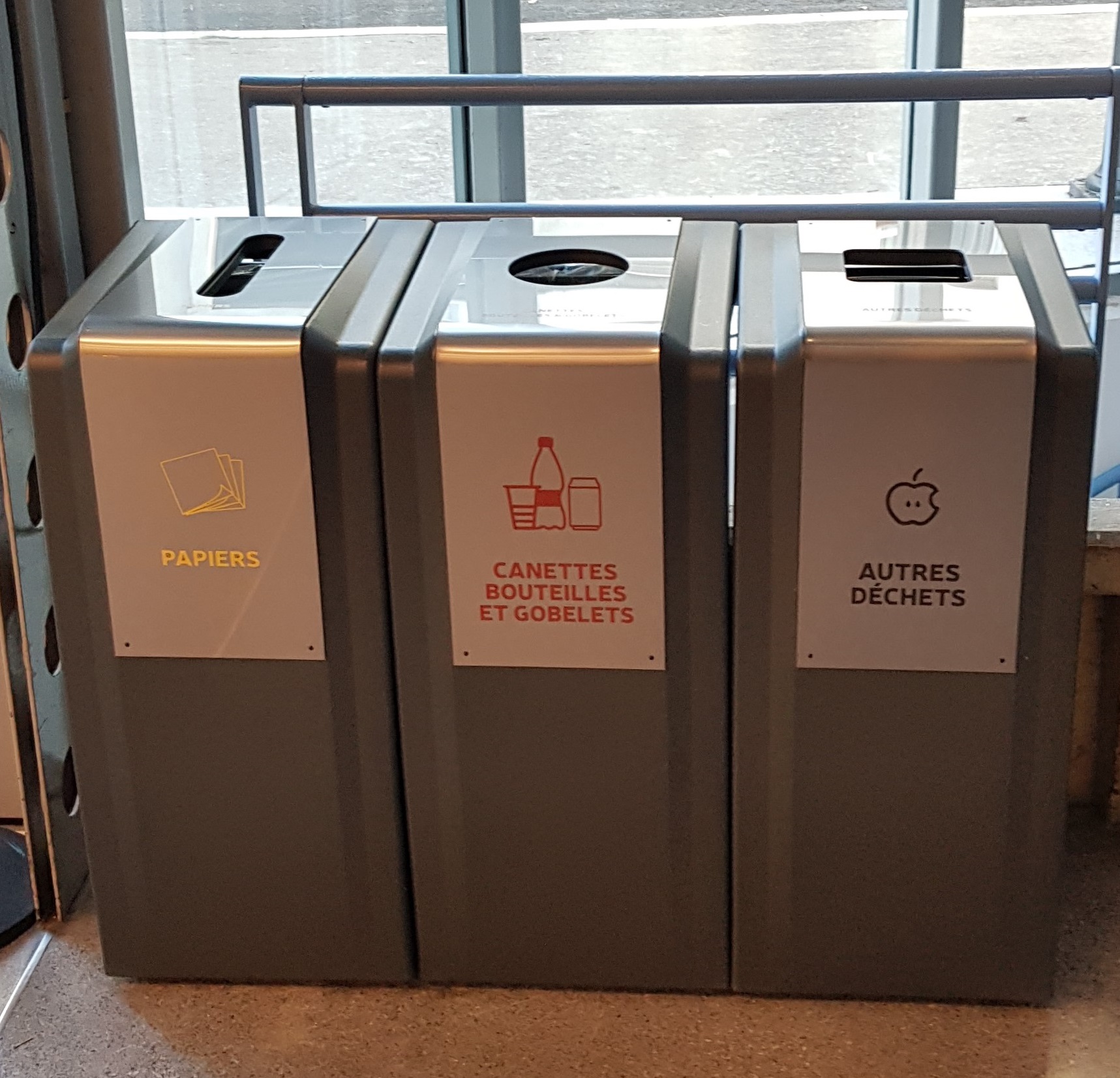 poubelles hall du théâtre