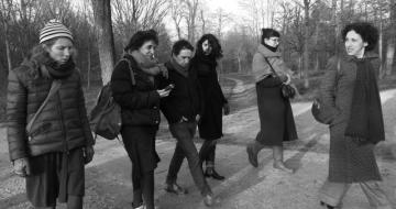 L'équipe de Vues lumière d'Isabelle Lafon marchant, photo en noir et blanc