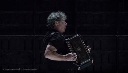 Christian Paccoud jouant de l'accordéon - fond noir