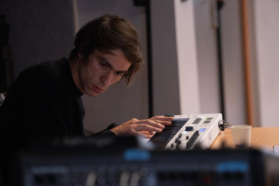Victor Pavel en répétition de Sur les rails