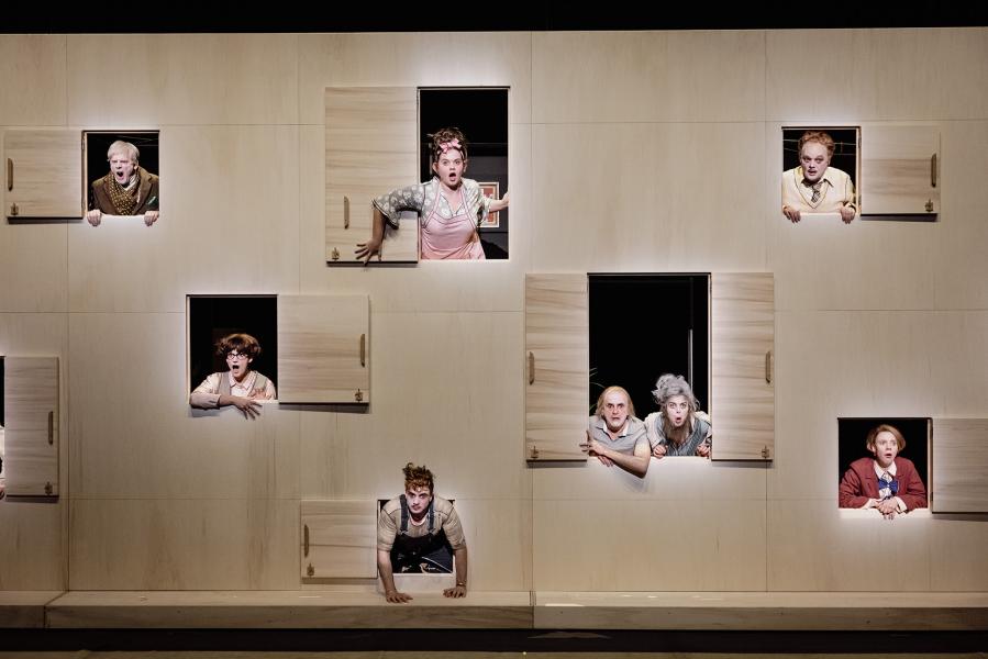 Willy Protagoras enfermé dans les toilettes. Photos Simon Gosselin