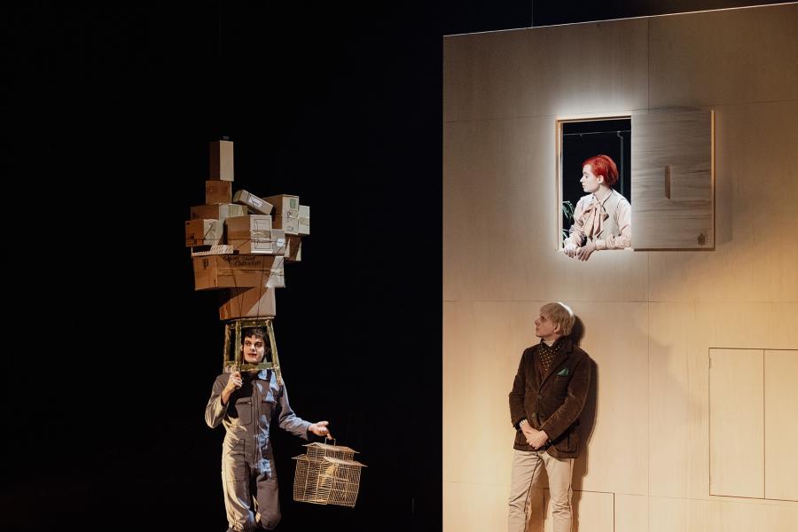 Willy Protagoras enfermé dans les toilettes. Photos Simon Gosselin