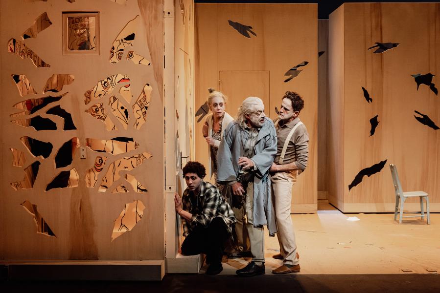 Willy Protagoras enfermé dans les toilettes. Photos Simon Gosselin